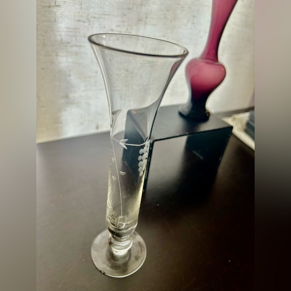 2 vintage bud vases. Amethyst 6” and 7.25” etched glass with grapes. - Picture 5 of 11